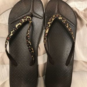 Size 11 women’s leopard sandals